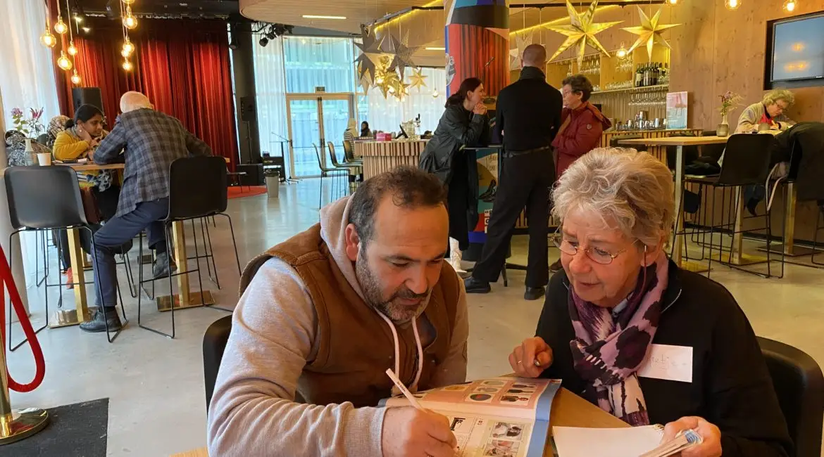 Abdulrhman oefent tijdsbepalingen met Rietje.