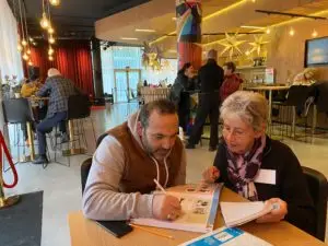 Abdulrhman oefent tijdsbepalingen met Rietje.