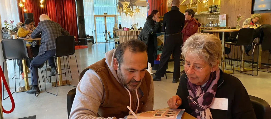 Abdulrhman oefent tijdsbepalingen met Rietje.